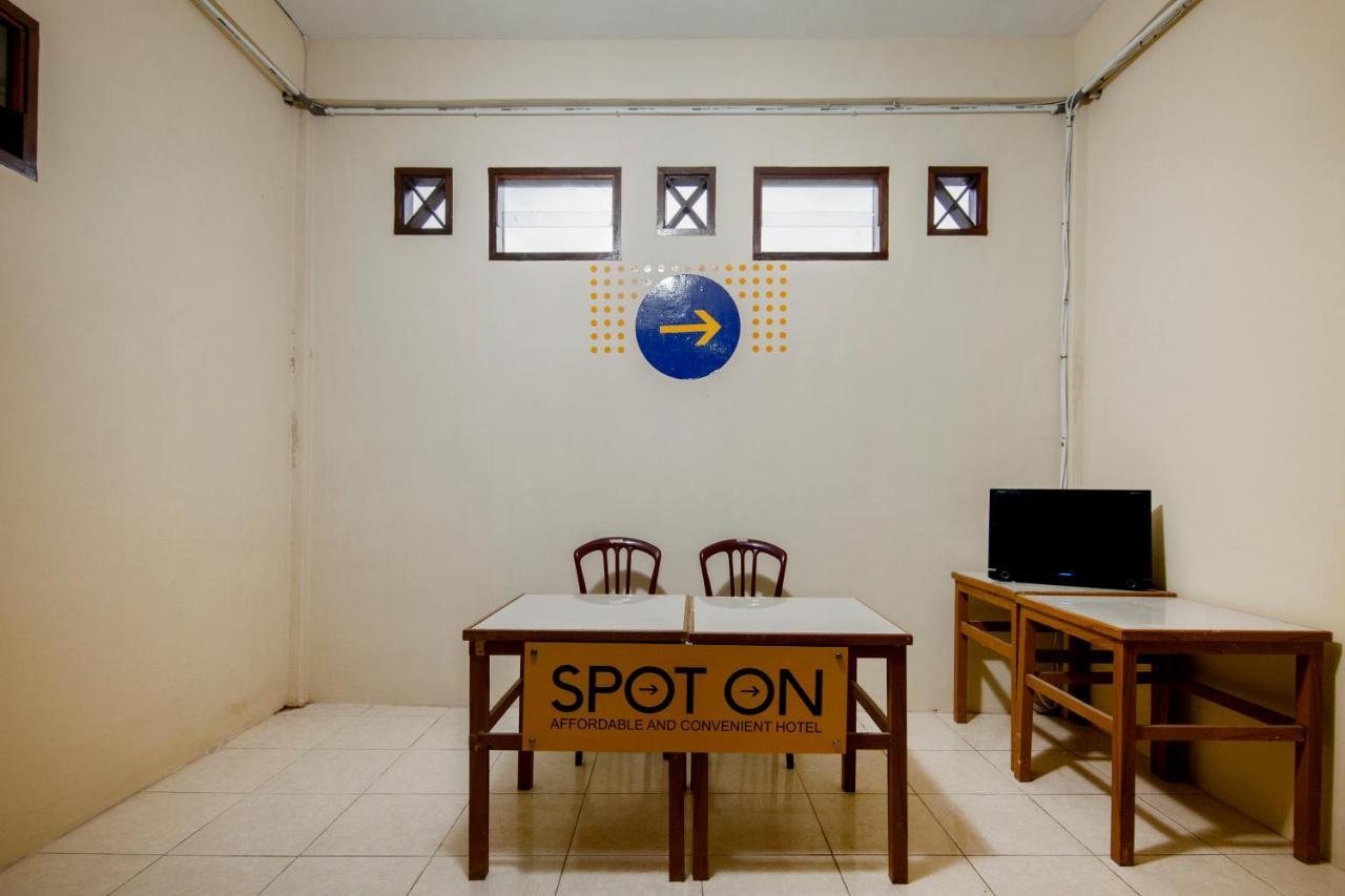 Spot On 2076 Hotel Stadion Berastagi Exterior foto